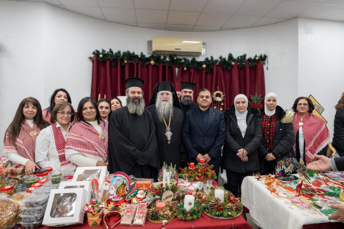 مندوبًا عن وزير السياحة والآثار أمين عام الوزارة الخضير يضيء شجرة عيد الميلاد في تل إربد