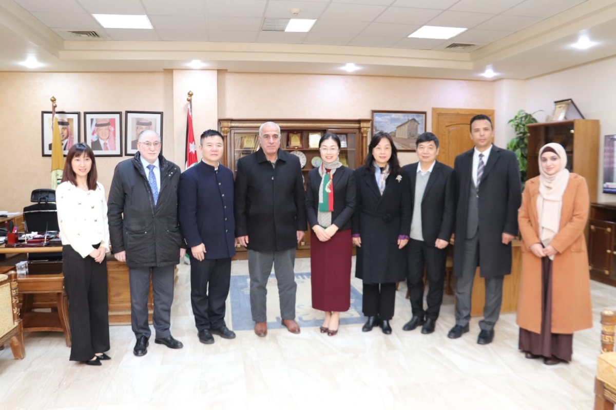 جامعة الحسين بن طلال وجامعة جنوب الصين الطبية تبحثان شراكة استراتيجية في التعليم والبحث الطبي.