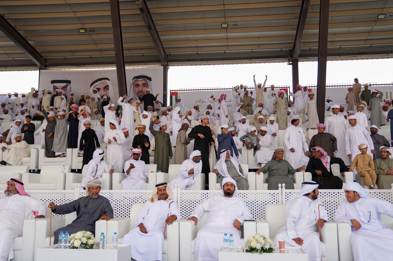 الصيحة تحفز الإبل المشاركة في مزاينة مدينة زايد