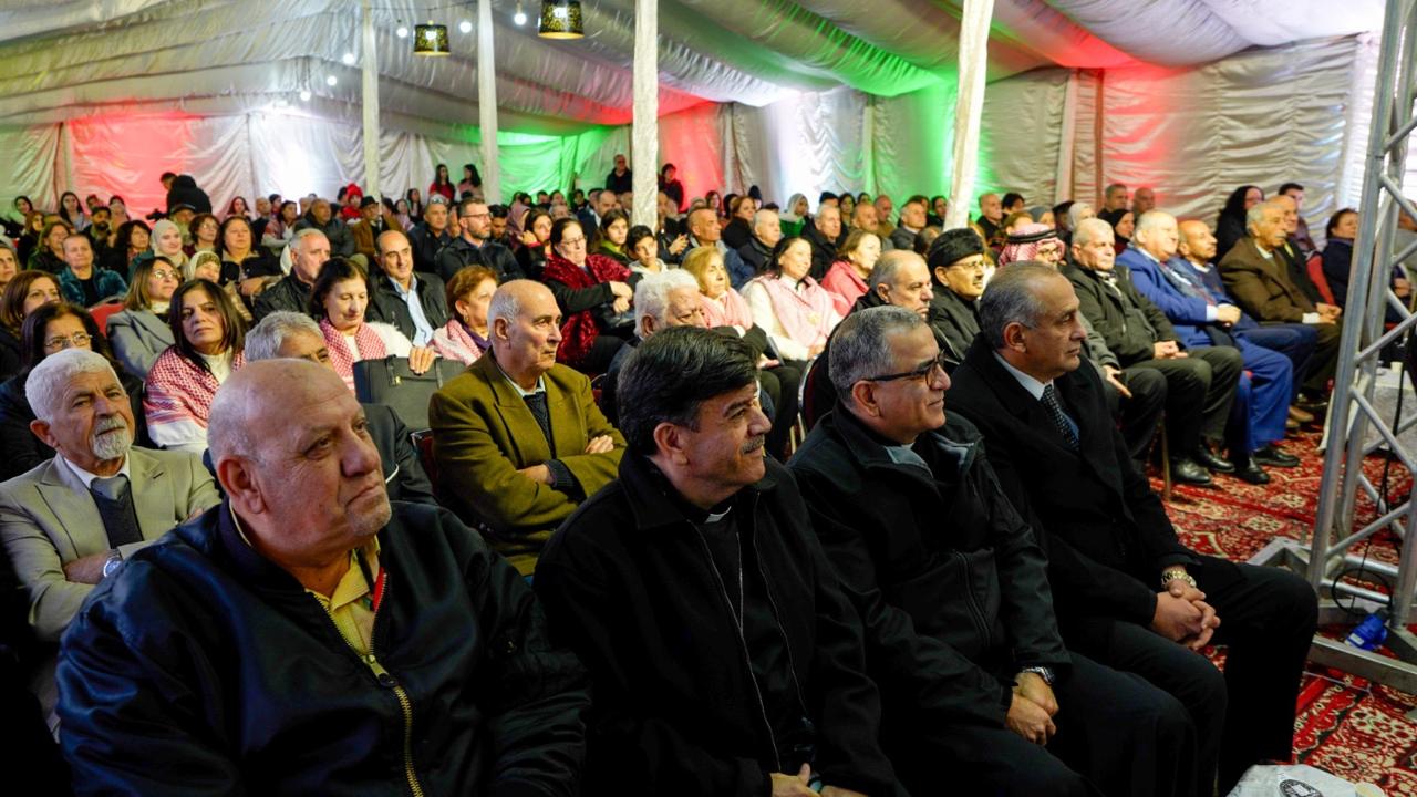 مندوبًا عن وزير السياحة والآثار أمين عام الوزارة الخضير يضيء شجرة عيد الميلاد في تل إربد