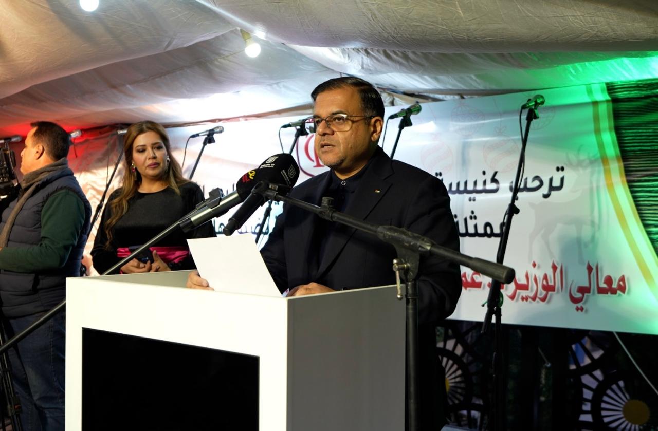 مندوبًا عن وزير السياحة والآثار أمين عام الوزارة الخضير يضيء شجرة عيد الميلاد في تل إربد