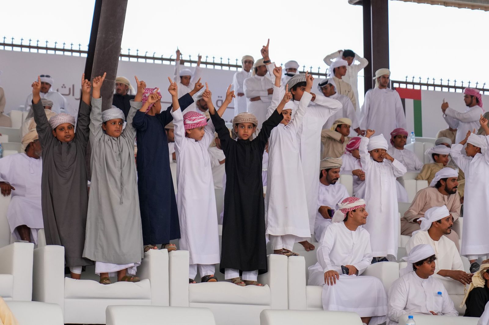 الصيحة تحفز الإبل المشاركة في مزاينة مدينة زايد