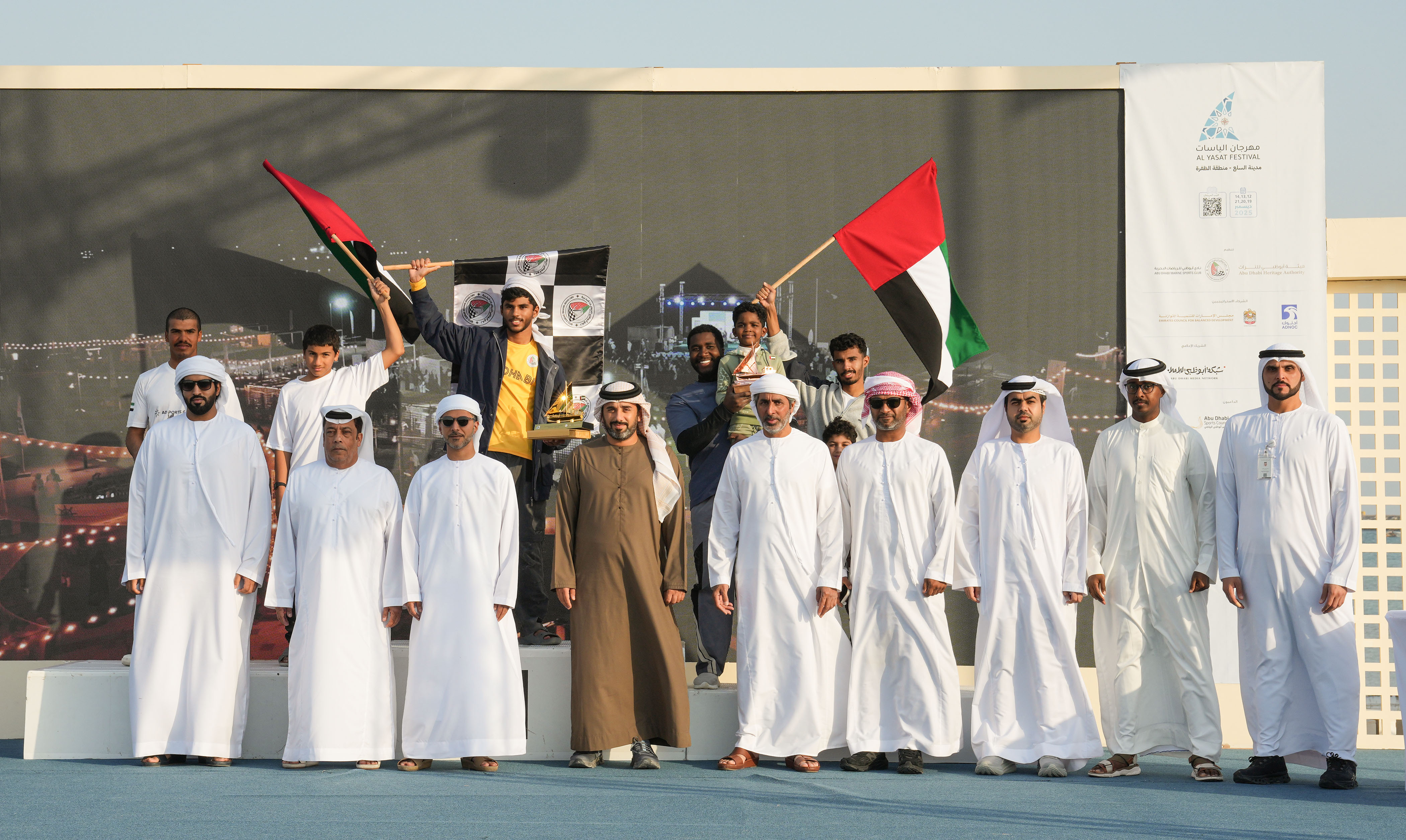 مهرجان الياسات يتوج الفائزين بسباق القفاي للمحامل الشراعية  