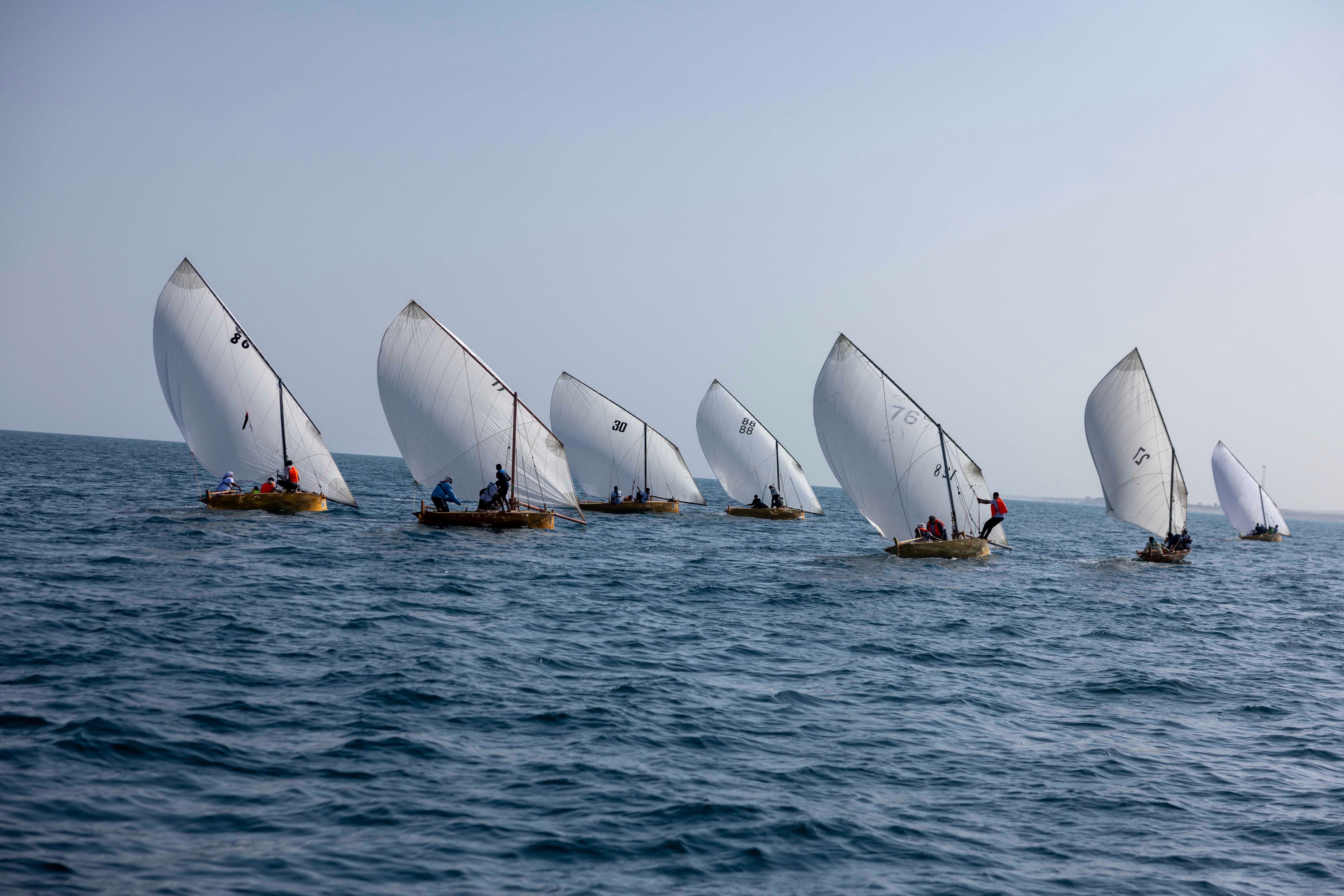 مهرجان الياسات يتوج الفائزين بسباق القفاي للمحامل الشراعية  