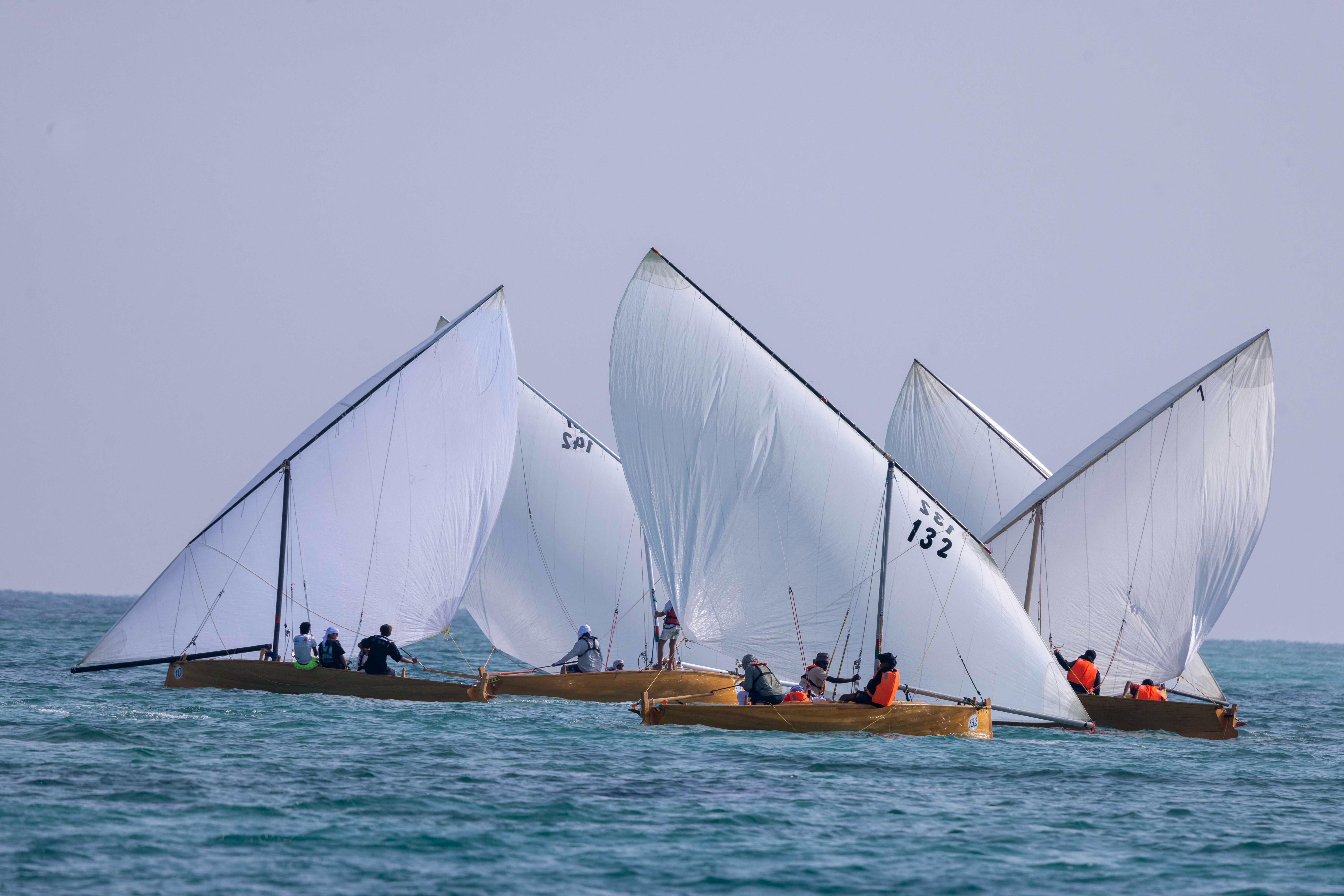 مهرجان الياسات يتوج الفائزين بسباق القفاي للمحامل الشراعية  