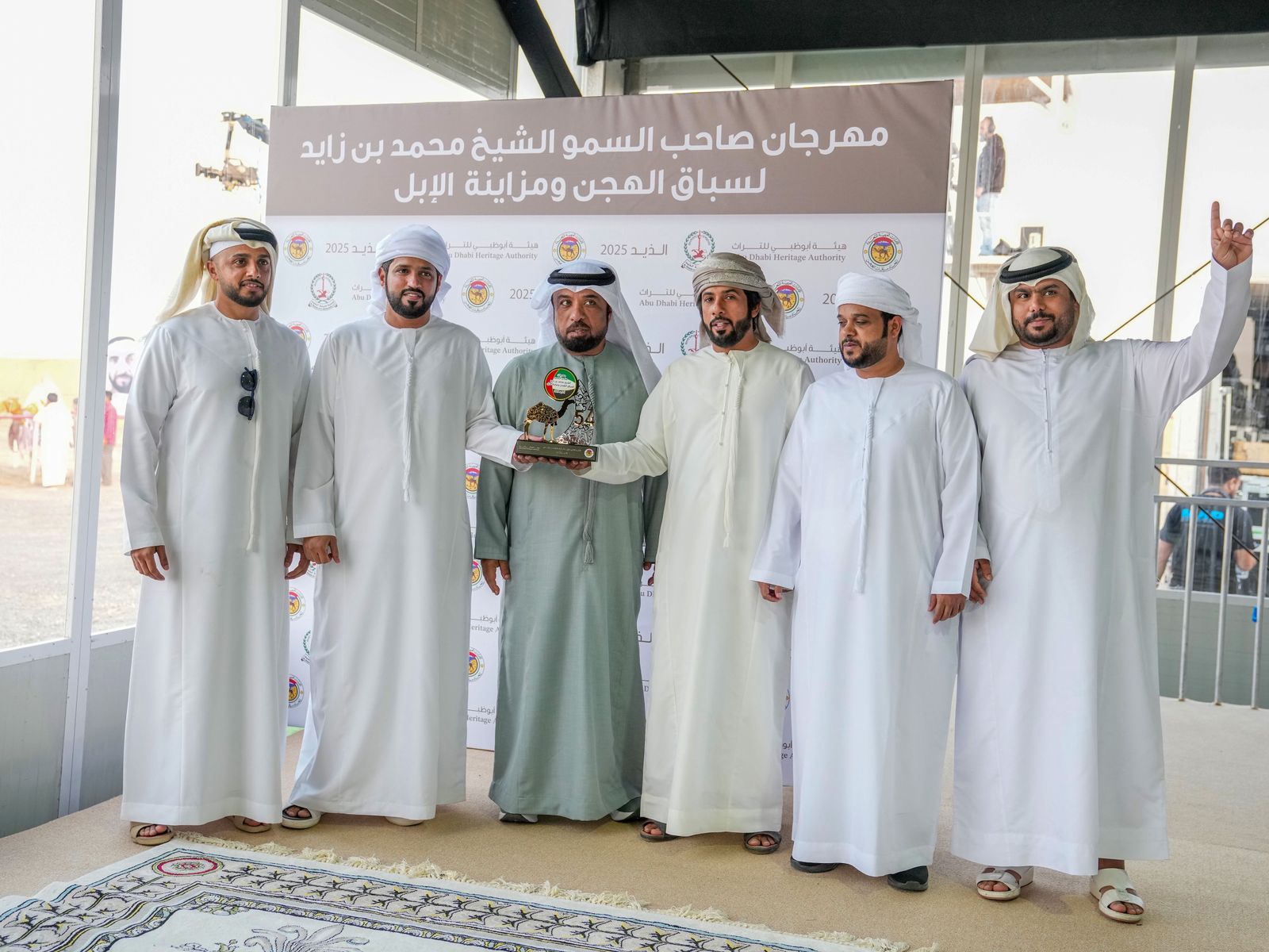 تتويج مزاينة المفاريد في مهرجان محمد بن زايد لسباقات الهجن ومزاينة الإبل
