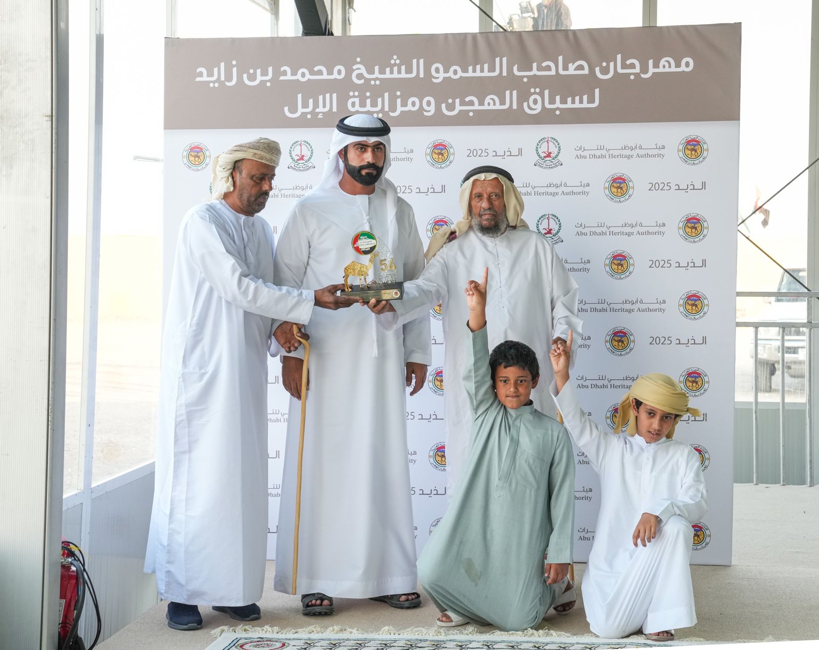 مشاركة واسعة في مزاينة الحقايق بمهرجان محمد بن زايد لسباقات الهجن ومزاينة الإبل .. وتتويج الفائزين