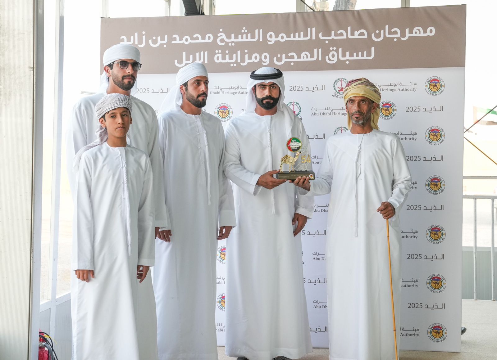 مشاركة واسعة في مزاينة الحقايق بمهرجان محمد بن زايد لسباقات الهجن ومزاينة الإبل .. وتتويج الفائزين