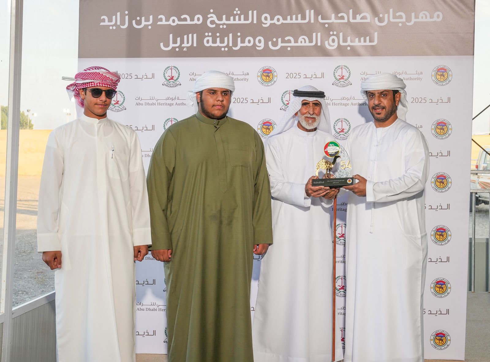 تتويج الفائزين بمزاينة الإيذاع في مهرجان محمد بن زايد لسباقات الهجن ومزاينة الإبل