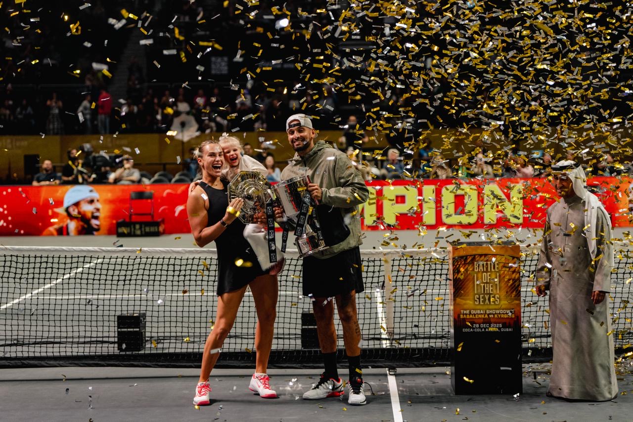 كيريوس يحقق فوزاً مذهلاً على سابالينكا في مباراة معركة الجنسين: مواجهة دبي