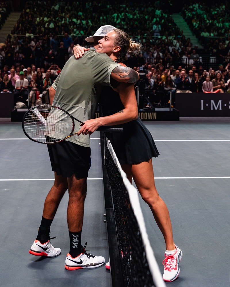 كيريوس يحقق فوزاً مذهلاً على سابالينكا في مباراة معركة الجنسين: مواجهة دبي