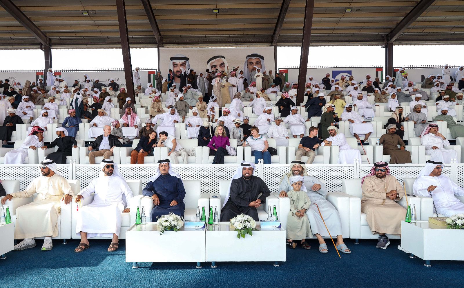 تتويج الفائزين بأشواط الإيذاع في مزاينة الإبل بمهرجان الظفرة الختامي