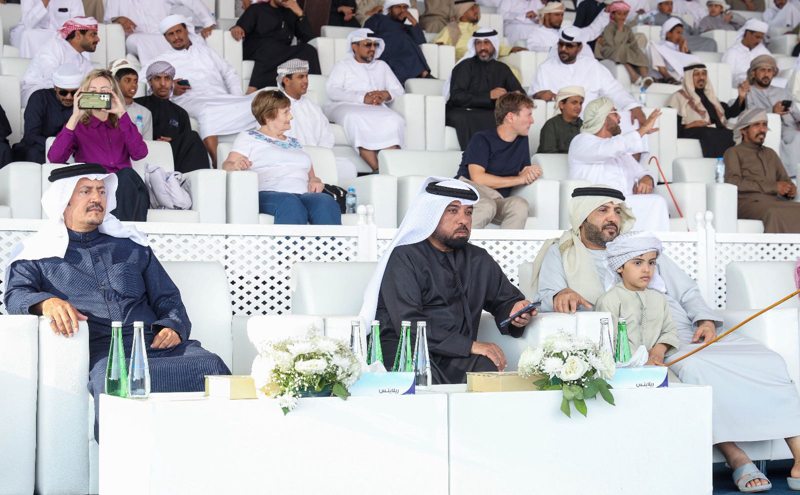 تتويج الفائزين بأشواط الإيذاع في مزاينة الإبل بمهرجان الظفرة الختامي