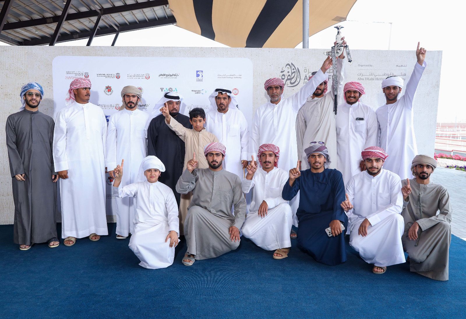 تتويج الفائزين بأشواط الإيذاع في مزاينة الإبل بمهرجان الظفرة الختامي