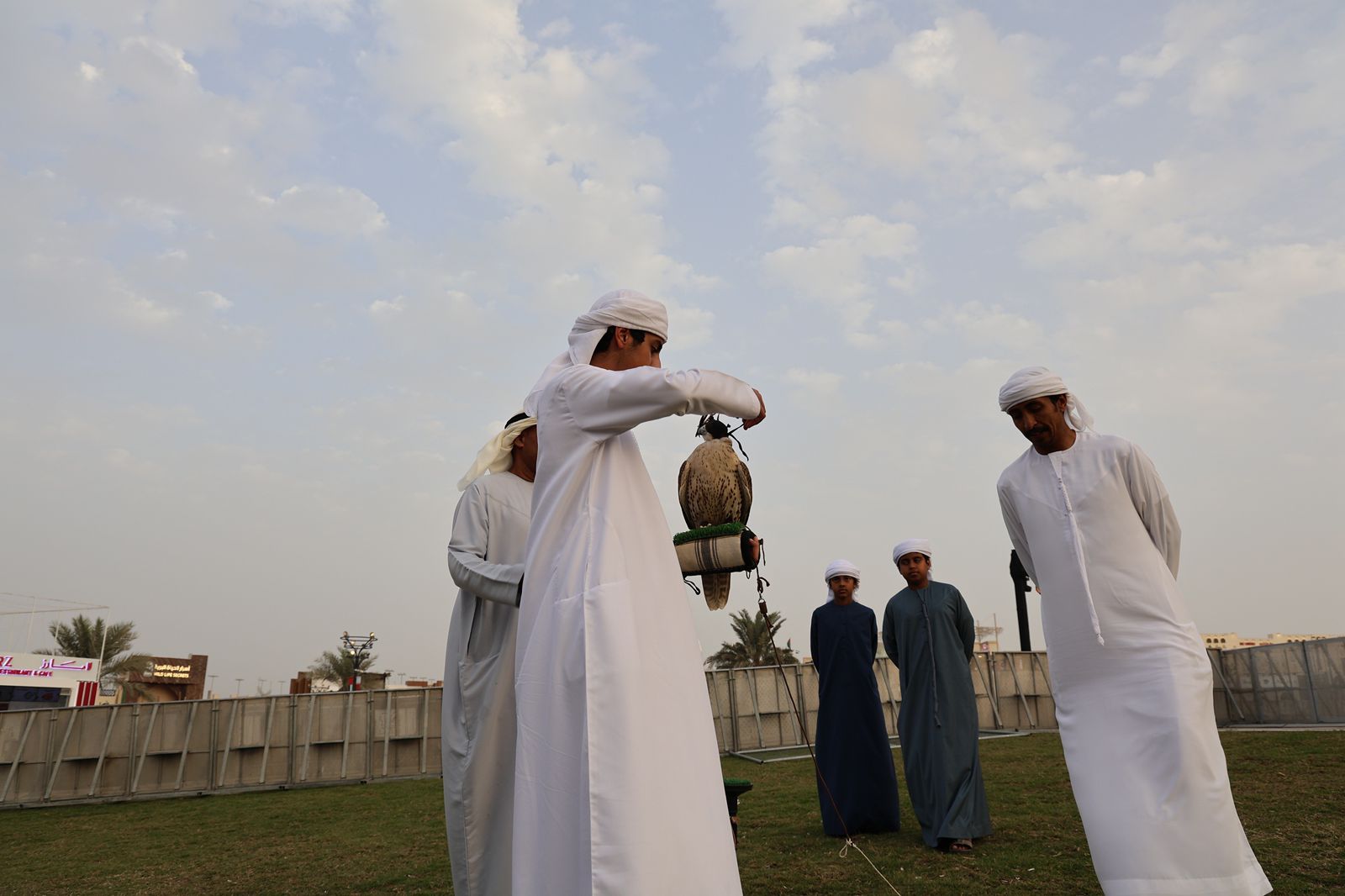 نادي صقّاري الإمارات يُطلق فرعًا موسميًا لمدرسة محمد بن زايد للصقارة ضمن مهرجان الشيخ زايد