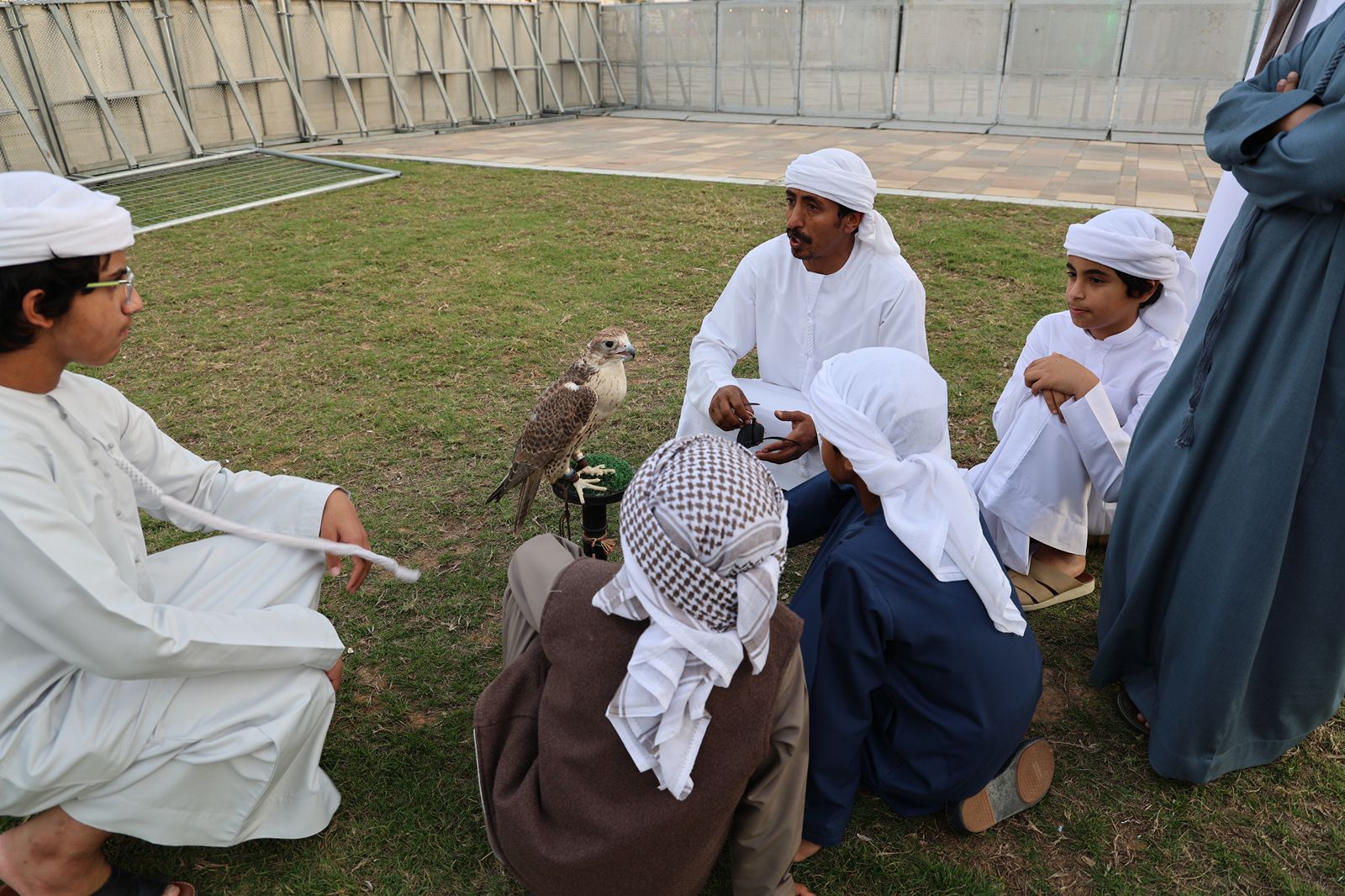 نادي صقّاري الإمارات يُطلق فرعًا موسميًا لمدرسة محمد بن زايد للصقارة ضمن مهرجان الشيخ زايد