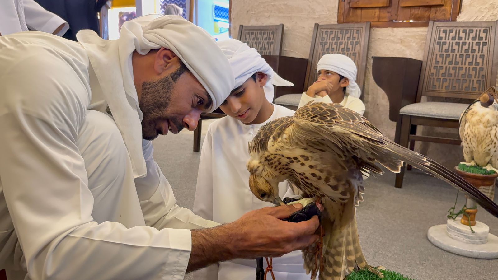 نادي صقّاري الإمارات يُطلق فرعًا موسميًا لمدرسة محمد بن زايد للصقارة ضمن مهرجان الشيخ زايد