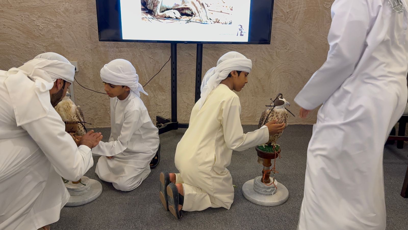 نادي صقّاري الإمارات يُطلق فرعًا موسميًا لمدرسة محمد بن زايد للصقارة ضمن مهرجان الشيخ زايد