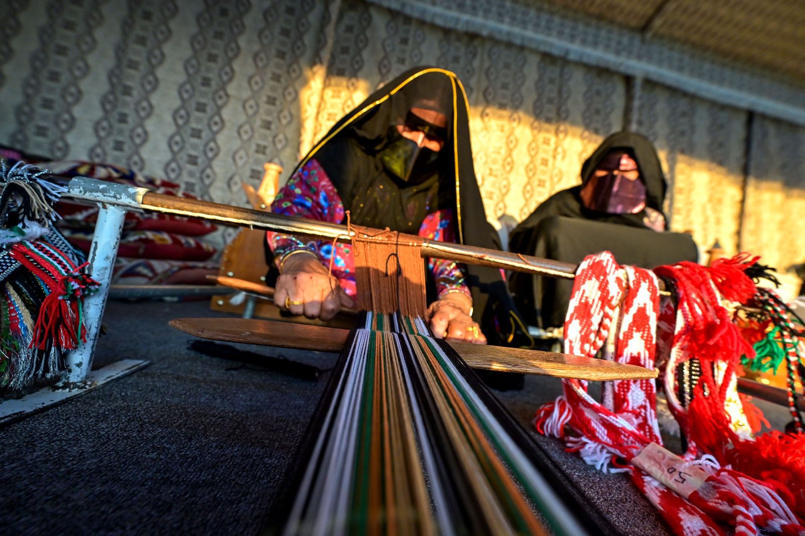 ركن الحرف التراثية ذاكرة الأجداد في مهرجان الظفرة