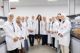 الملكة رانيا العبدالله تزور مصنع لشركة أدوية الحكمة في السلط