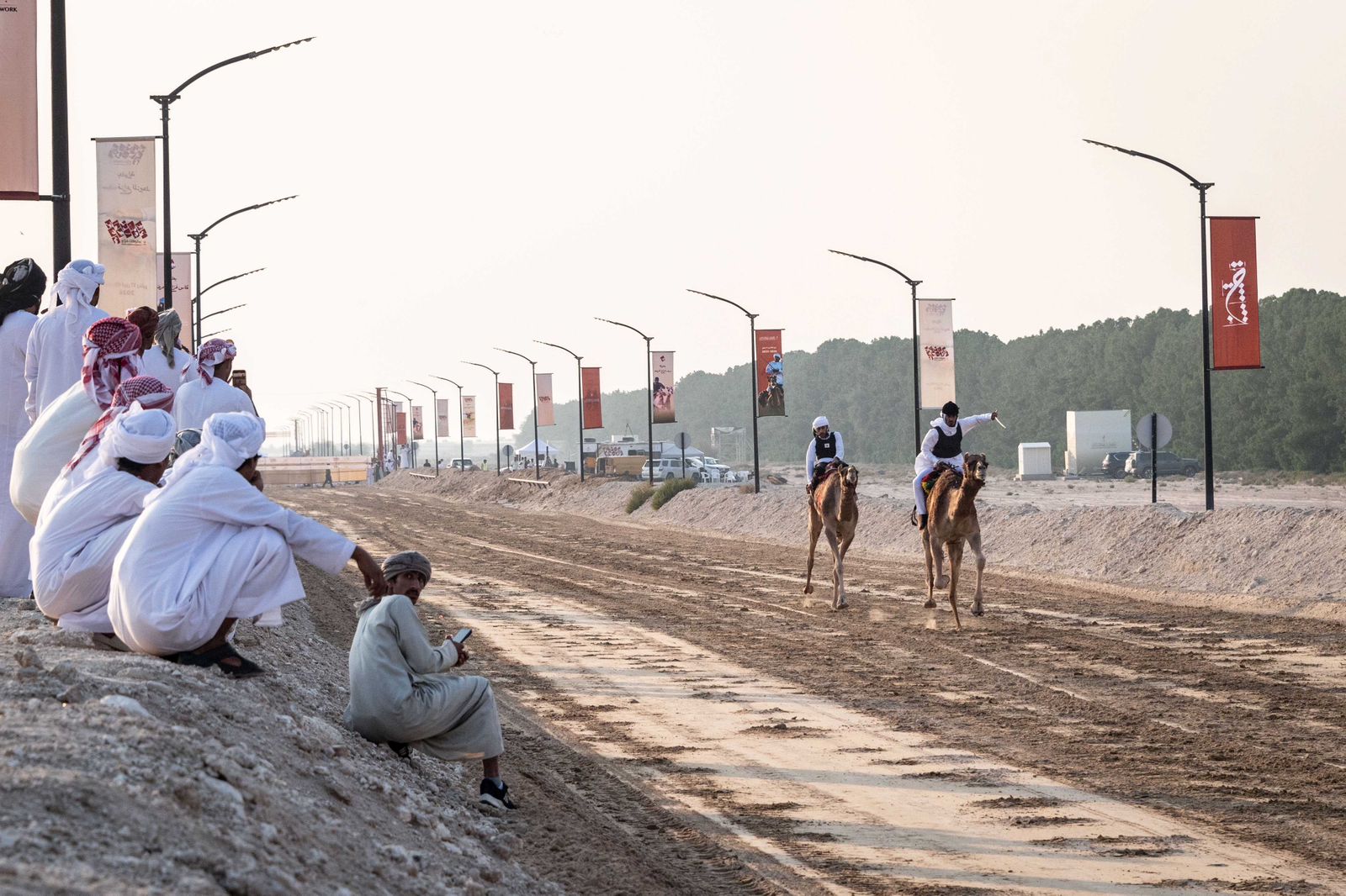 تزامنًا مع مهرجان ولي عهد دبي للهجن 2025 بمشاركة خليجية واسعة انطلاق التصفيات التأهيلية لبطولة كاس فزاع للعرضة وسيف فزاع للزمط