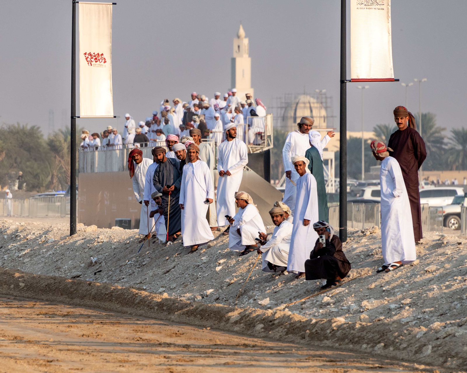 تزامنًا مع مهرجان ولي عهد دبي للهجن 2025 بمشاركة خليجية واسعة انطلاق التصفيات التأهيلية لبطولة كاس فزاع للعرضة وسيف فزاع للزمط