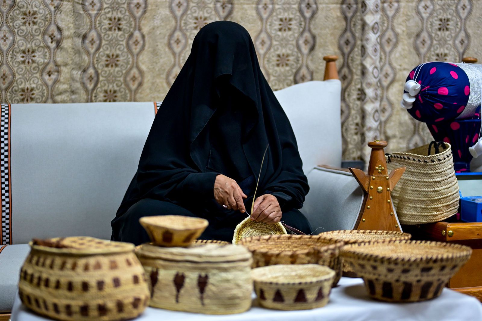 ركن الحرف التراثية ذاكرة الأجداد في مهرجان الظفرة