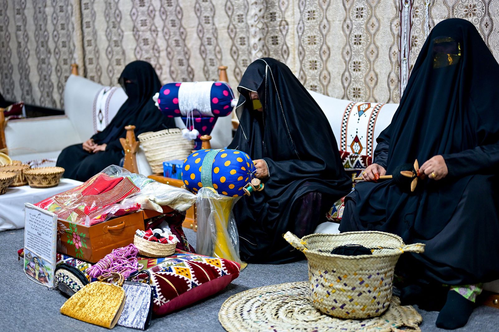 ركن الحرف التراثية ذاكرة الأجداد في مهرجان الظفرة