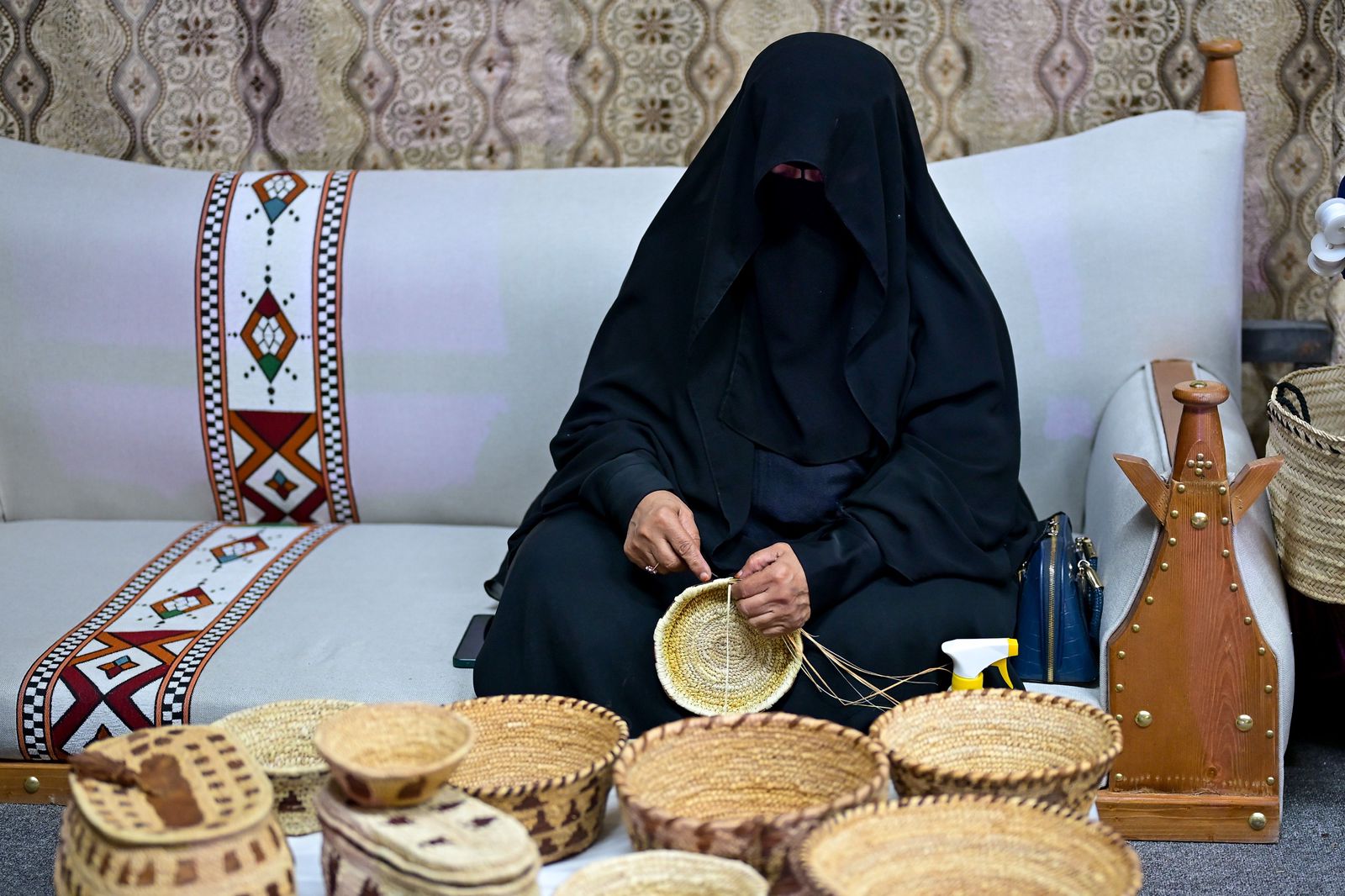 ركن الحرف التراثية ذاكرة الأجداد في مهرجان الظفرة