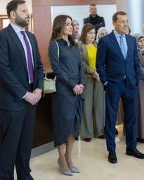 الملكة رانيا العبدالله تزور مصنع لشركة أدوية الحكمة في السلط