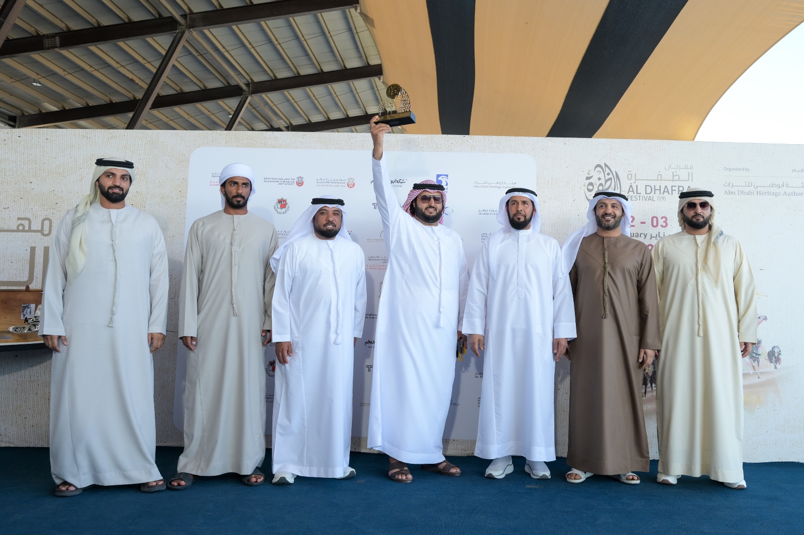 مهرجان الظفرة يتوج سن الحول في مزاينة الإبل