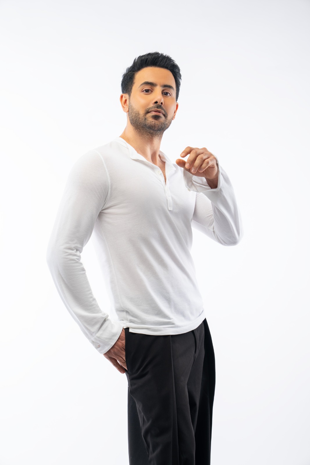 فؤاد عبدالواحد يفتتح عامه الفني بألبوم «FOUAD26» بسبع أغنيات تجسّد عمق الإحساس ونضج التجربة