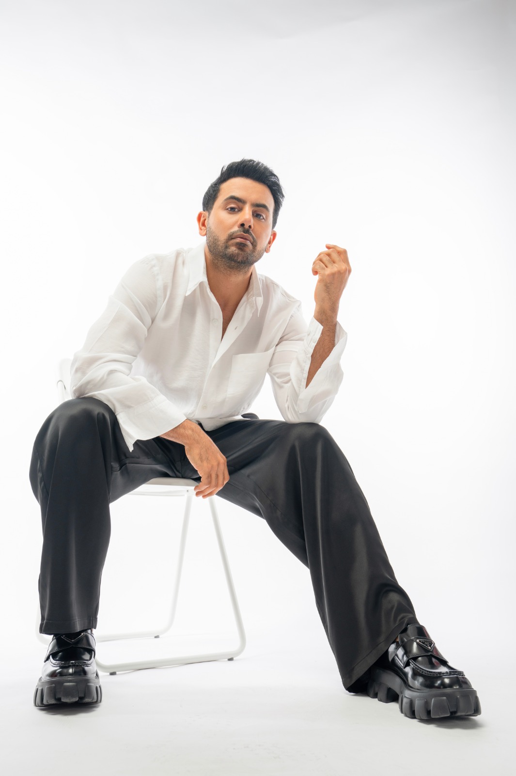 فؤاد عبدالواحد يفتتح عامه الفني بألبوم «FOUAD26» بسبع أغنيات تجسّد عمق الإحساس ونضج التجربة