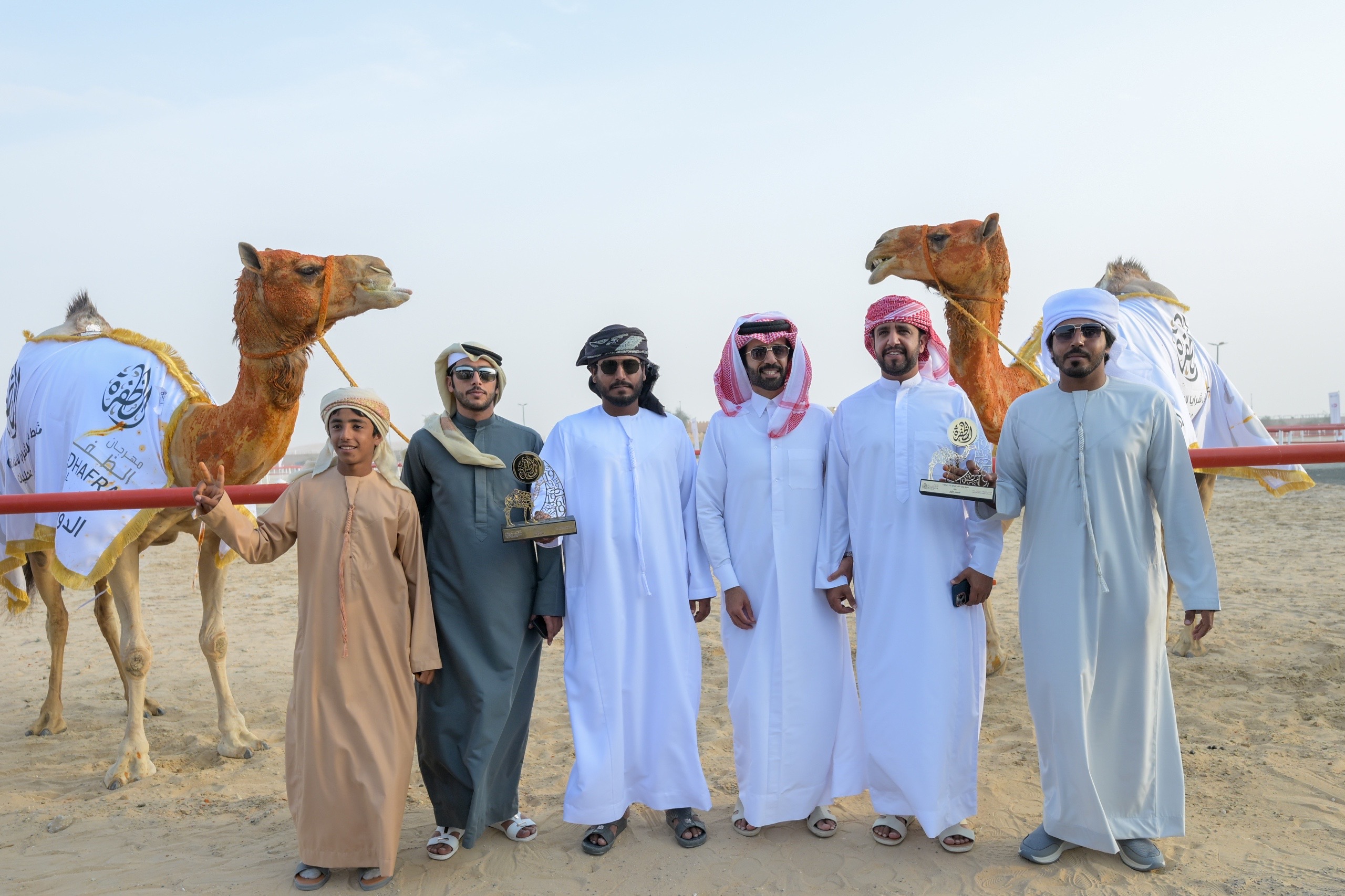 حضور جماهيري وتنافس قوي في مزاينة الإبل بمهرجان الظفرة الـ19