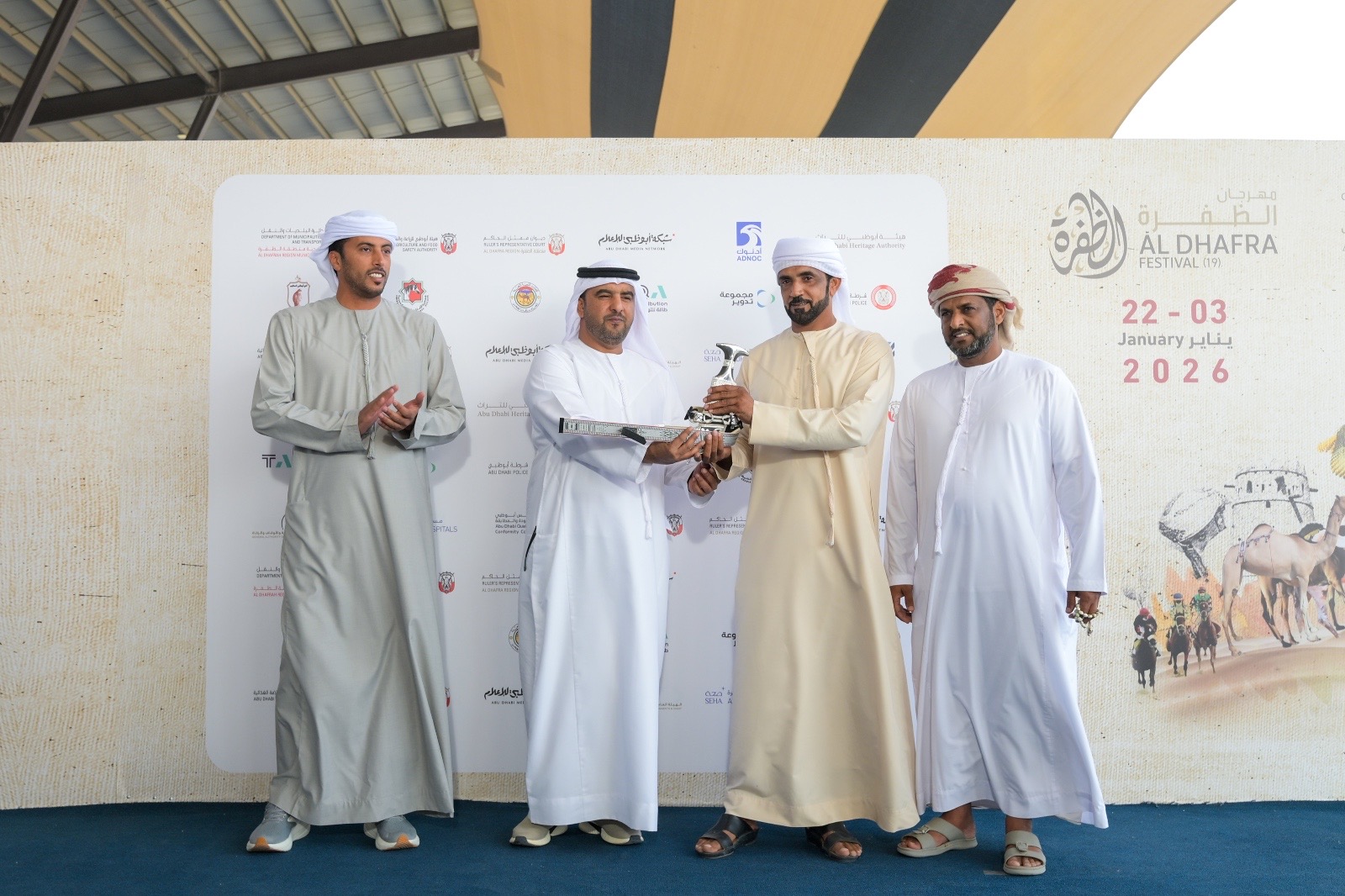 حضور جماهيري وتنافس قوي في مزاينة الإبل بمهرجان الظفرة الـ19