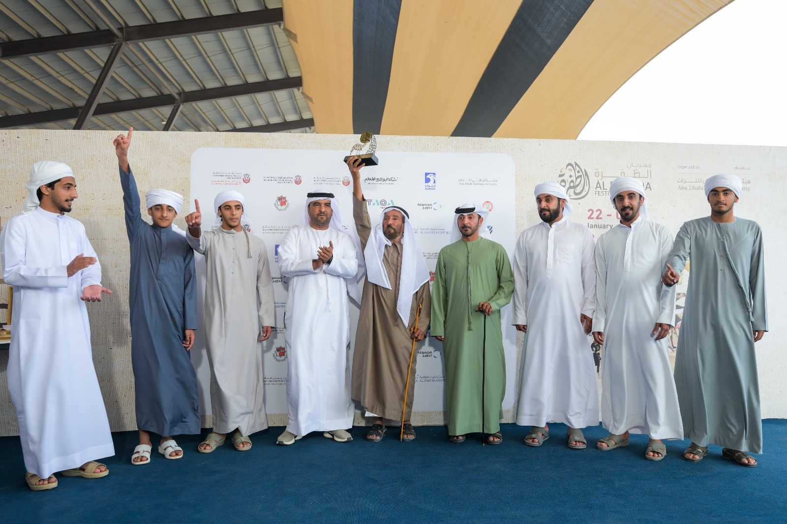 حضور جماهيري وتنافس قوي في مزاينة الإبل بمهرجان الظفرة الـ19