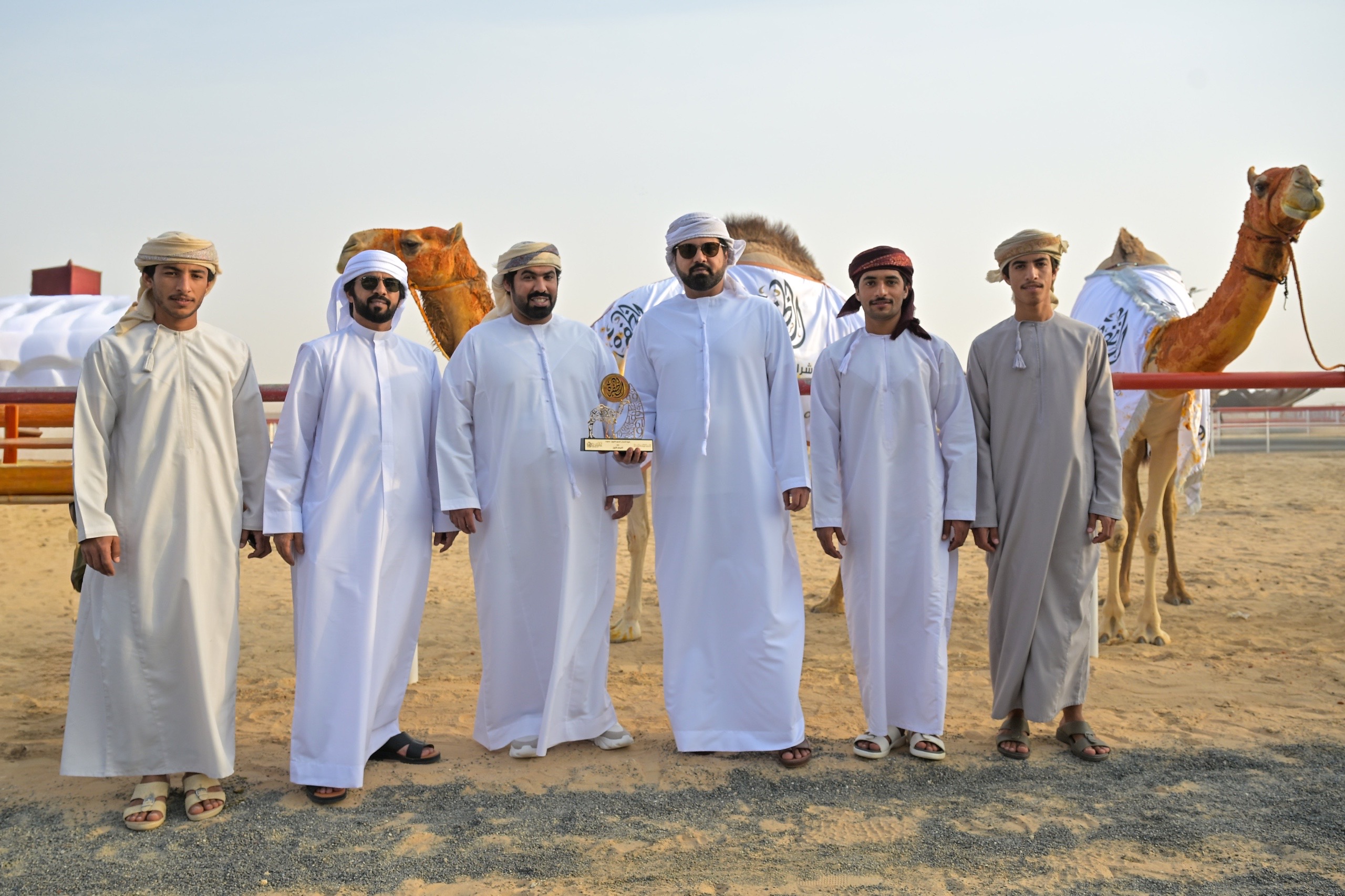 حضور جماهيري وتنافس قوي في مزاينة الإبل بمهرجان الظفرة الـ19