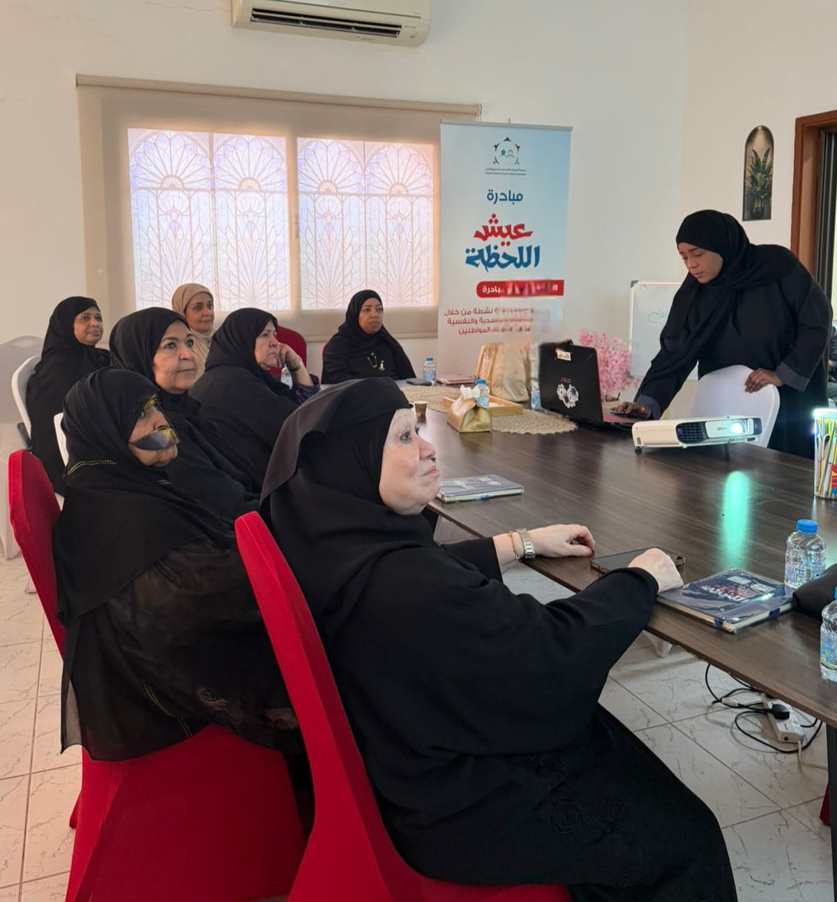 جمعية الإمارات لأصدقاء كبار المواطنين تنظم ورشة تدريبية حول استخدام “زووم” ضمن مبادرة «عيش اللحظة»