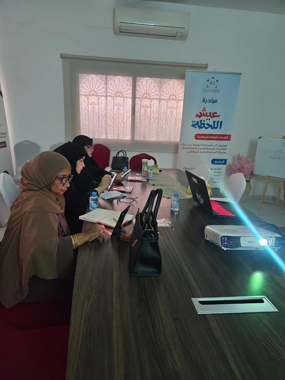 جمعية الإمارات لأصدقاء كبار المواطنين تنظم ورشة تدريبية حول استخدام “زووم” ضمن مبادرة «عيش اللحظة»