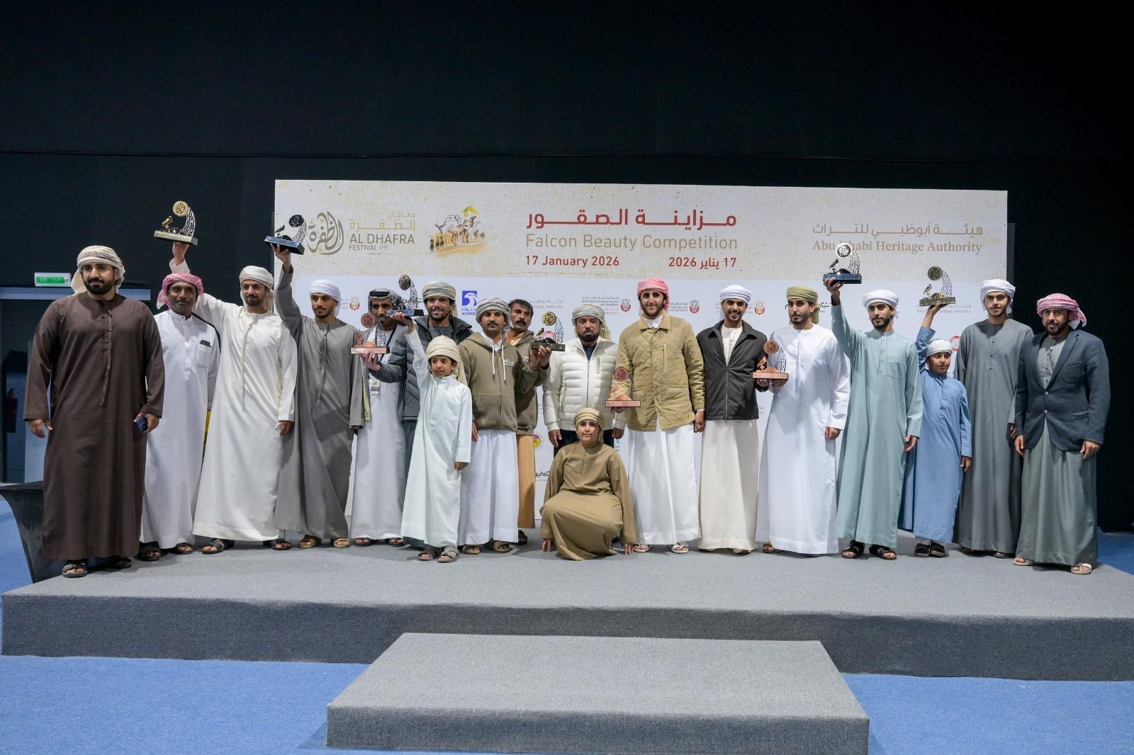 منافسات قوية في مزاينة الصقور وانسف  القعود بمهرجان الظفرة