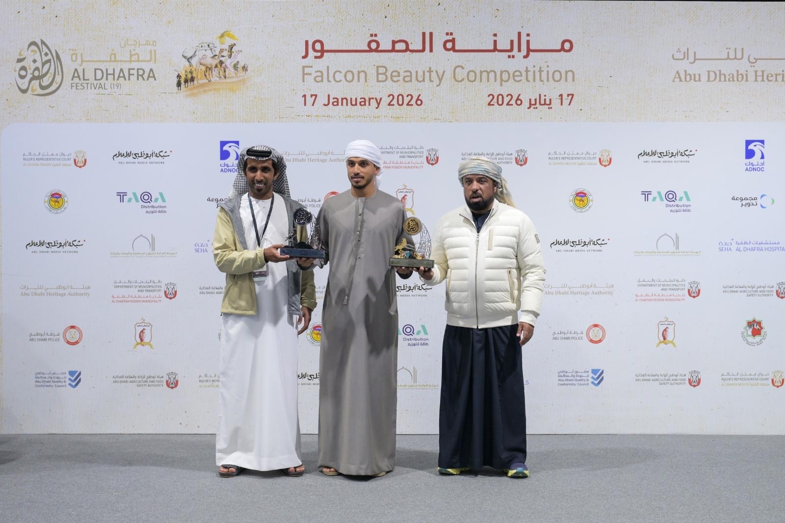 منافسات قوية في مزاينة الصقور وانسف  القعود بمهرجان الظفرة