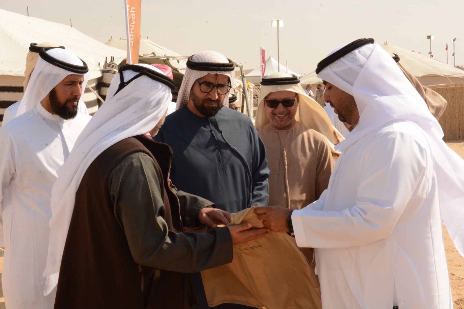 مخيم المربعانية.. إقبال واسع من الطلبة لتعلمالسنع الإماراتي والممارسات التراثية