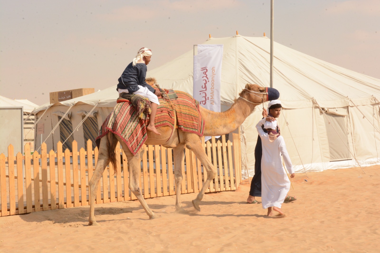 مخيم المربعانية.. إقبال واسع من الطلبة لتعلمالسنع الإماراتي والممارسات التراثية