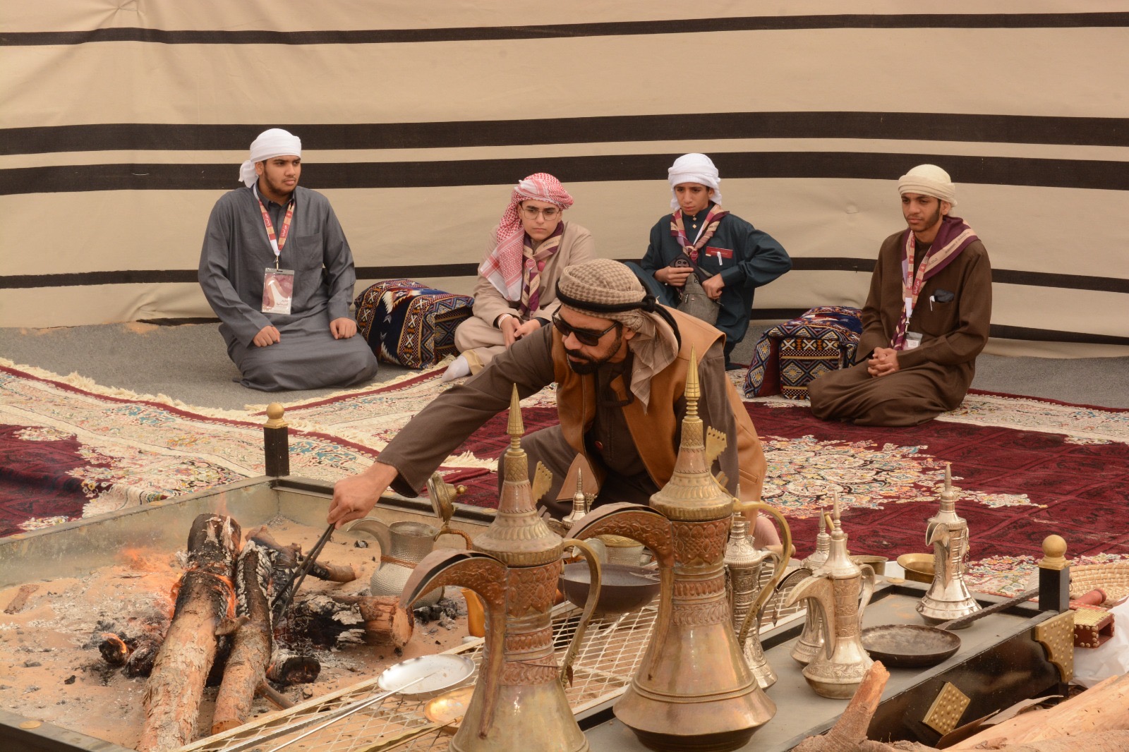 مخيم المربعانية.. إقبال واسع من الطلبة لتعلمالسنع الإماراتي والممارسات التراثية