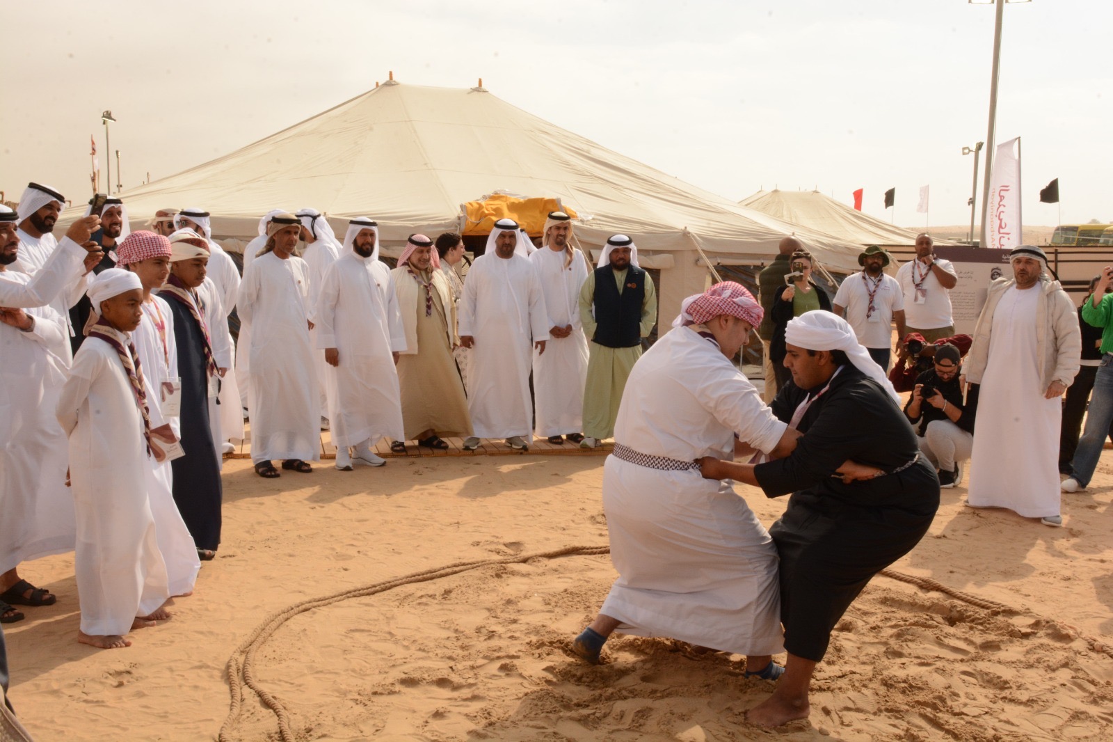 مخيم المربعانية.. إقبال واسع من الطلبة لتعلمالسنع الإماراتي والممارسات التراثية
