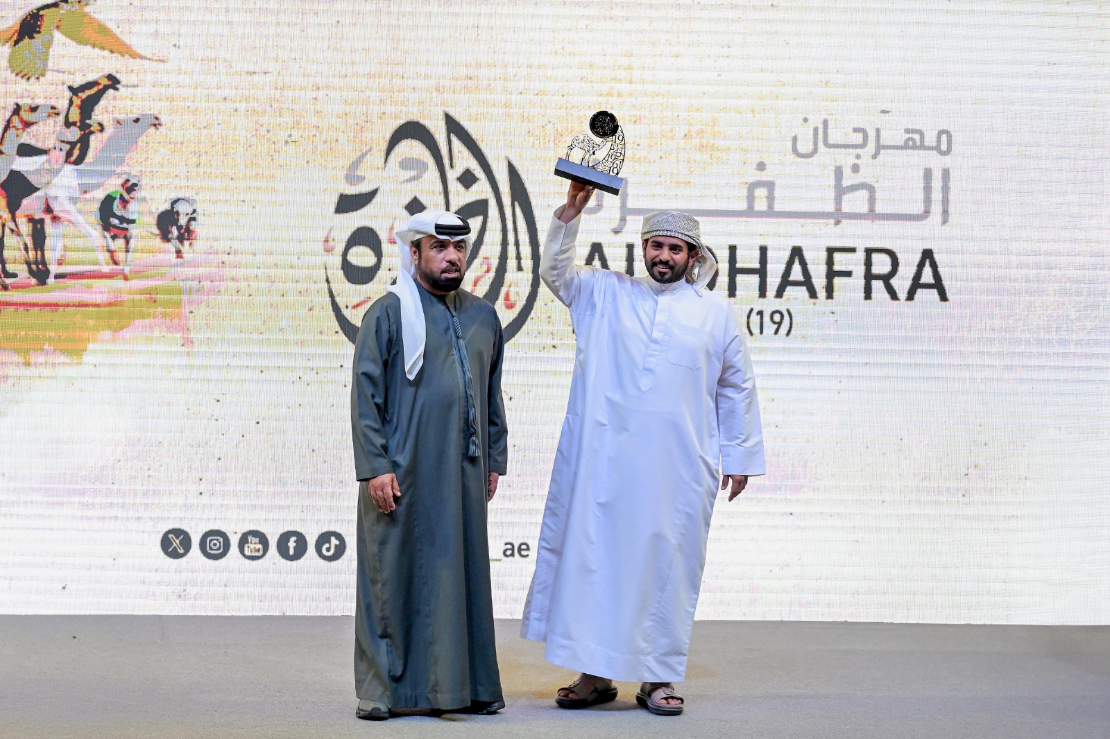 مهرجان الظفرة يتوج الفائزين في  مسابقات التمور والشاي وغنم النعيم