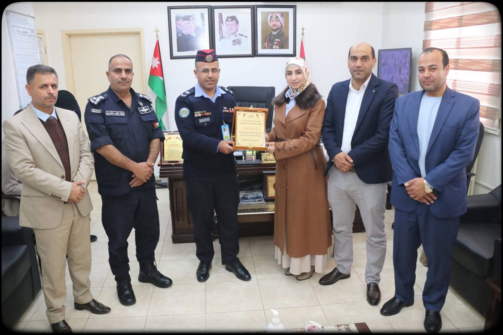 تكريمالجهاتالأمنية السلامين تُكرّم الجهات الأمنية لجهودهم في إنجاح تكميلية التوجيهي في تربية البترا