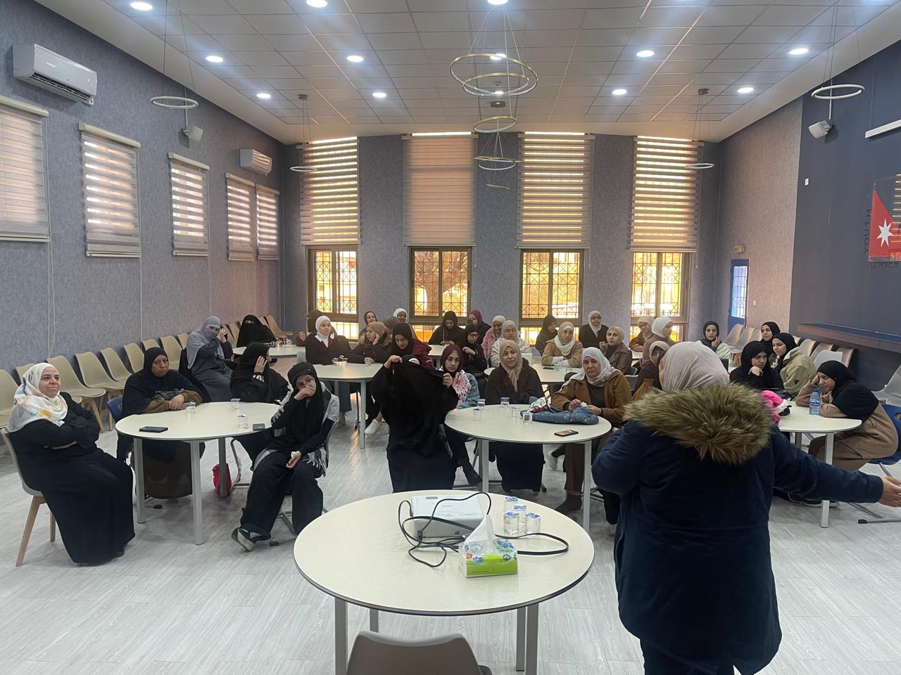 ورشة تعريفية حول برامج وزارة الشباب في مركز شابات القويسمة