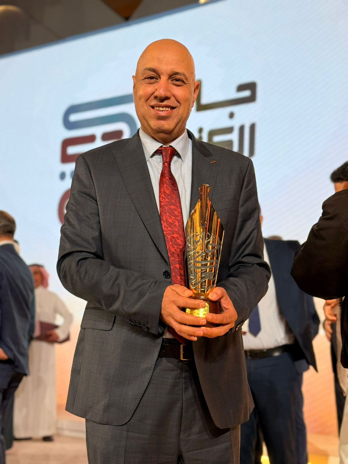 الشيخ ثاني بن حمد آل ثاني يكرم دار كنوز المعرفة لفوزها بثلاث جوائز في الدورة الثالثة لجائزة الكتاب العربي 2025-2026 بينها فئة إنجاز المؤسسات