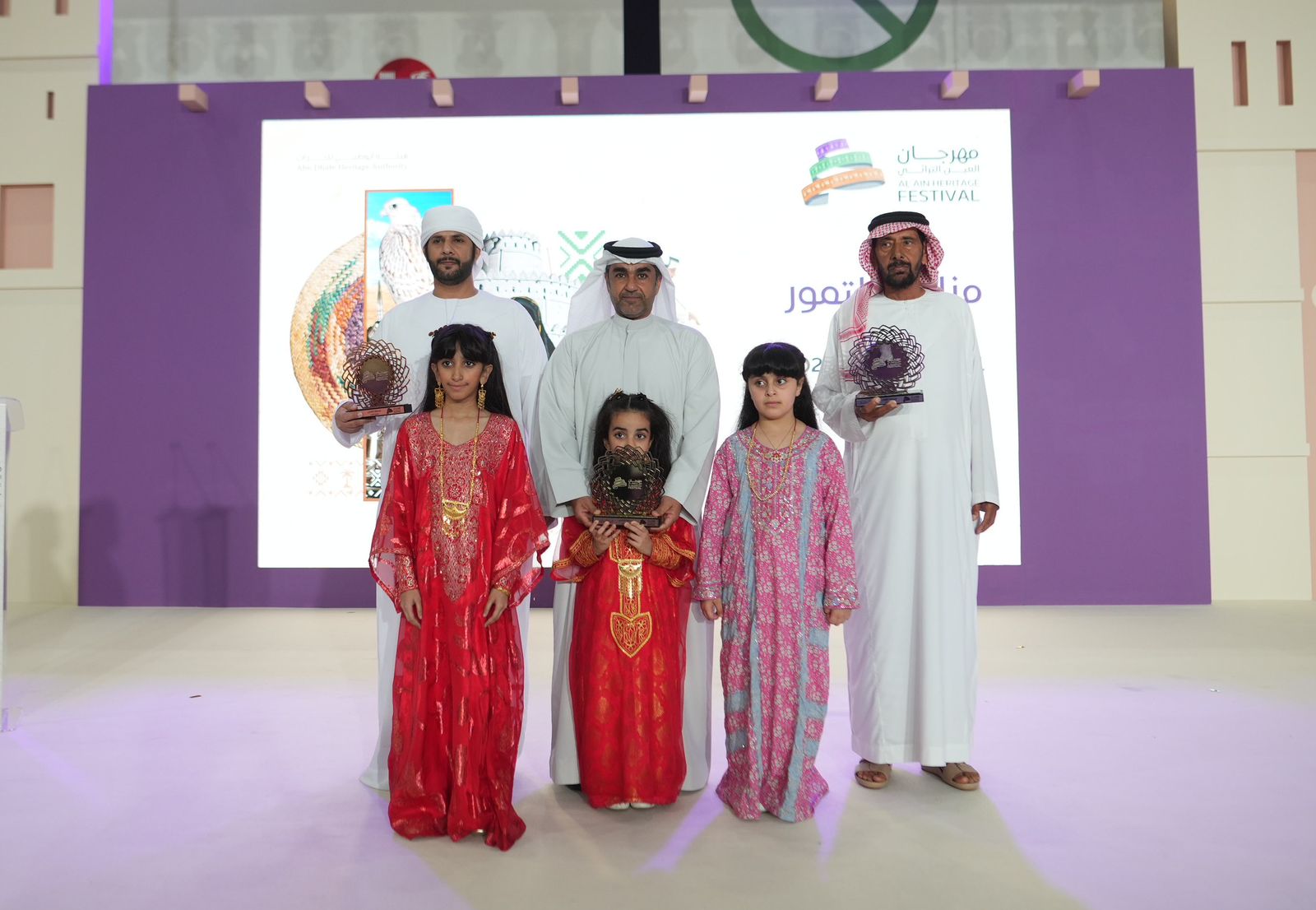 العين التراثي يواصل فعالياته ويتوج الفائزين بمسابقات اليوم السادس
